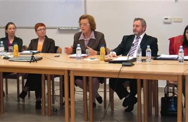 “V kolikor Sežana ne odstopi od odložnega pogoja, ki predvideva, da bo  projektant začel s projektiranjem šele, ko bo podpisana pogodba z državo, se nosilna vloga prenese na Ilirsko Bistrico,” je Breda Pečan (tretja z leve, ob njej bistriški župan Emil Rojc) prenesla bistriškim svetnikom stališče istrskih občin.