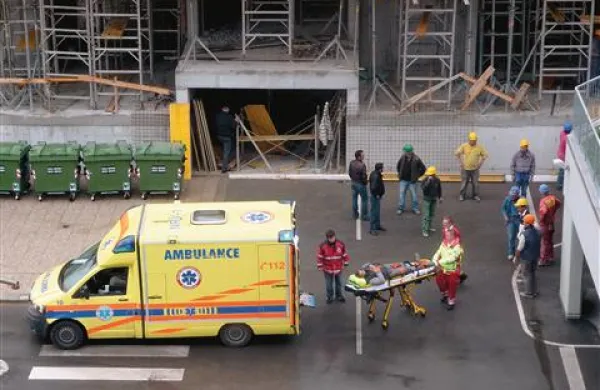 Po ponesrečenca je prišlo  reševalno vozilo. Poleg medicinskega  osebja je bilo videti tudi policiste.