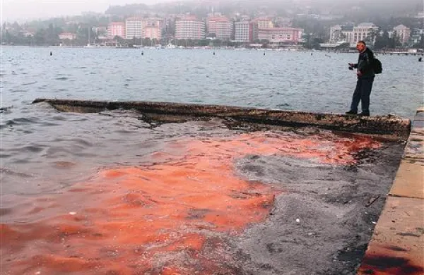 Morje se je ponekod obarvalo oranžno