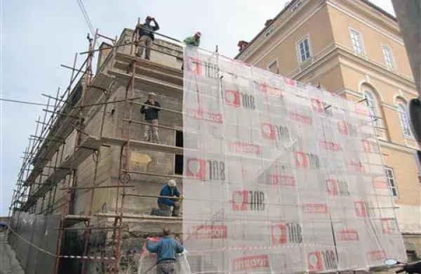 Poslopje nekdanje bolnišnice v Piranu    delavci   odeli v gradbene odre