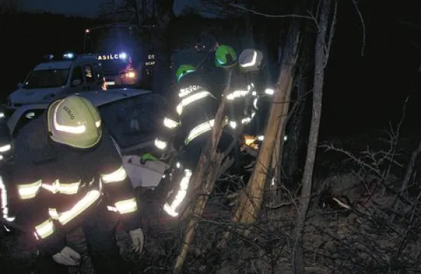 Po trku je avto Kozinčana zanašalo po cesti še več kot sto metrov, nazadnje je zapeljal z vozišča, se zaletel v drevo in obtičal na boku 
