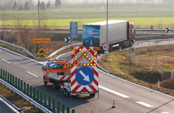Ko bo zaščita postavljena, bodo prizori izločanja vozil zaradi burje bistveno redkejši. Za avtomobile pa cesta skoraj ne bo več zaprta.  