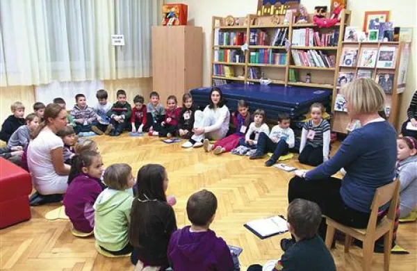 Tako so se pivški učenci posedli v krog in podoživljali prebrane knjige