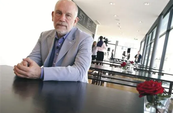 Ameriški igralec in režiser John Malkovich, ki se je podal tudi v svet mode, bo za italijanskega proizvajalca pnevmatik Pirelli oblikoval ekskluzivno linijo oblačil, imenovano PZero