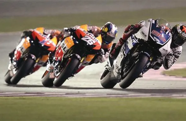 Na Veliki nagradi Katarja je v  razredu motoGP slavil Španec Jorge Lorenzo z yamaho pred  hondinima voznikoma, rojakom Danijem Pedroso in  branilcem naslova, Avstralcem Caseyjem Stonerjem (na fotografiji z desne)