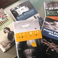 Pri zbirki Beletrina Študentske založbe so poleg pesniške zbirke  Maje Vidmar  te dni  izdali še  pesniški zbirki Gašperja Bivška Provinca, Mrak in Primoža Čučnika Mikado, novi roman Emila Filipčiča Mojstrovka in prevod nedokončanega Stendhalovega romana Medenka