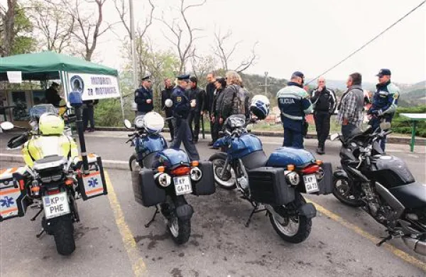 Policisti in številni drugi organizatorji so se na Črnem Kalu z motoristi pogovarjali o varni vožnji