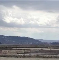 Na predstavitvenem solnem polju pred Kazermo bodo že to poletje priložnostni solinarji grabili morske kristale  