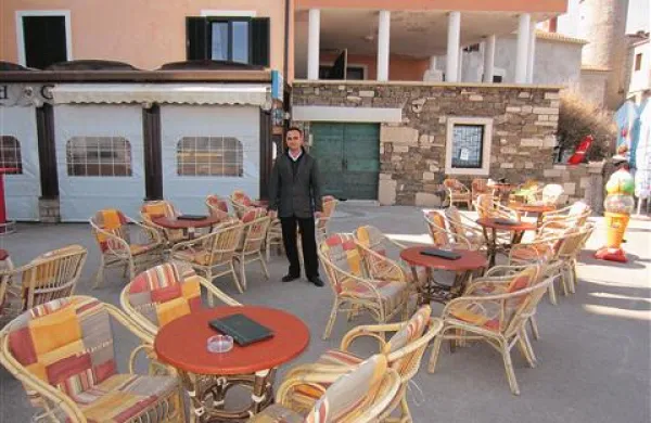 Lastnik kava bara Punta sicer odločbe o podražitvi še ni prejel, vendar vseeno meni, da je povišanje zakupnin pretirano; še posebno za lokale na severni strani svetilnika Punta, ki so  zaradi  neugodnega delovanja morja pogosto prazni   