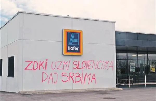 Napis so mimoidoči težko spregledali