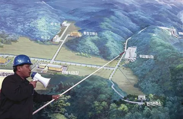 Jang Myong Jin, direktor družbe West Sea Satellite Launch Site je predstavil potek izstrelitve rakete Unha-3 (Milky Way 3)