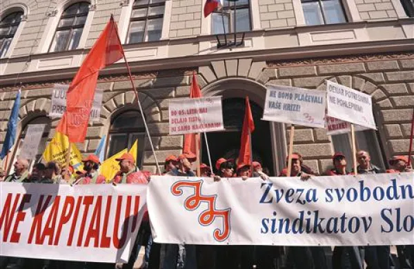 Večina zaposlenih v javnem sektorju se je odločila za stavko