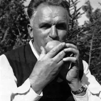 Alojz Kocjančič - preprost, neposreden, družaben in iskrivega duha; fotografija je iz leta 1962 