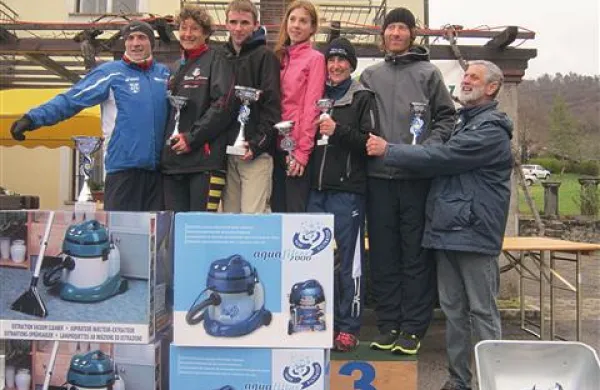 Šest najhitrejših, z leve: Tomaž Ferjančič, Valentina Bonanni, Jernej Šemrov, Neja Kršinar, Kristina Bele, Kristjan Ipavec - v družbi vodje teka Veselka Španića
