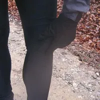 “Delovna nezgoda”: eni od tekačic se je energetski bonbon izmuznil iz žepka in odpotoval navzdol