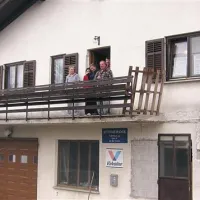 Mraz je navijače spodil s proge, nekaj pa jih je na balkonu ene od hiš v Ložah vendarle spodbujalo tekače