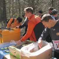 Na cilju je tekače pričakal čaj ter ob njem jabolka in banane