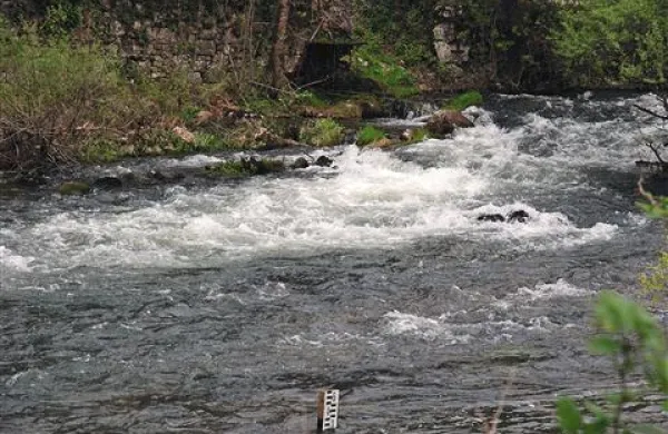 Na vodomernih postajah ob Unici in v Malnih (na fotografiji) bosta delovala dva ločena sistema merjenja: s sondo za merjenje pritiska vodnega stolpca in z radarjem za oddaljenost do vodne gladine 