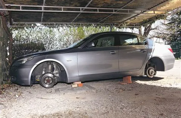 Tatvino platišč s pnevmatikami je prvi opazil sosed