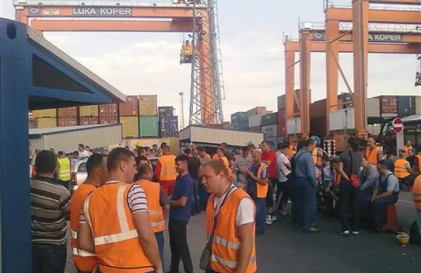 Lansko stavko žerjavistov v Luki Koper je uprava podjetja ocenila za nezakonito. Svoj prav je poiskala na sodišču, namesto da bi poiskala mirnejšo pot.