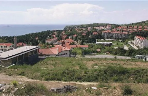 Ministrstvo za infrastrukturo in prostor je ugotovilo, da je bilo gradbeno dovoljenje za  Grafistovo vilo na območju nesojenega pokopališča izdano skladno z zakonom. Ankarančani že napovedujejo pritožbo na upravnem sodišču, saj se z odločitvijo ne strinjajo. Prvi mož Grafista Ante Guberac  se za njihove napovedi ne meni in pravi, da bodo gradbeni stroji že kmalu zabrneli na gradbišču, saj da so bile ovržene vse špekulacije, da je pri tem šlo za kakšne nepravilnosti. 