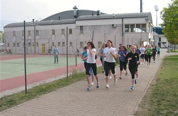 Teniški center novogoriškega športnega parka bo ob dveh igriščih s trdo podlago dobil še dve igrišči takšne vrste, mali nogomet  pa umetno travo pri  OŠ Kozara