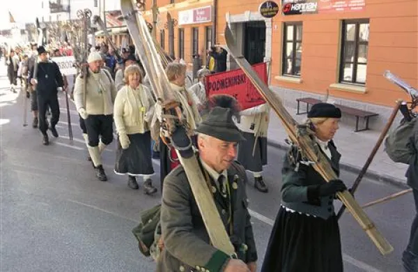 Smučarji po starem so se v ponedeljek zbrali  v Bovcu in na  Kaninu na 18. prireditvi  Emaus 2012