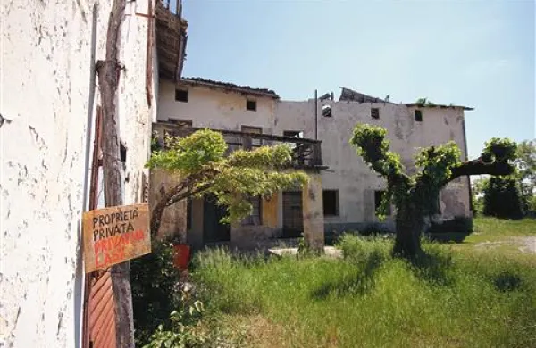 Domačija, kjer je živel in delal Alojz Gradnik,  se bo prej ko slej sesedla sama vase 