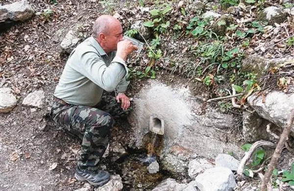  Po mnenju Vinka Gabrščka (na fotografiji) in mnogih drugih  je  Grofova voda zdravilna le  pri izviru. Radiestezist Jože Munih pa pravi, da  bi voda, speljana po ustreznih ceveh, ohranila energijsko vrednost.