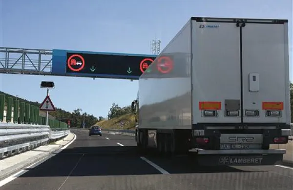Strošek goriva predstavlja že 40 odstotkov cene celotne storitve, zato prevozniki predlagajo uvodbo subvencioniranega goriva po znižanih cenah