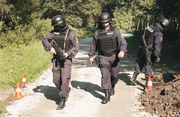 Notranji minister zagotavlja, da pri opremi policistov ne bodo varčevali