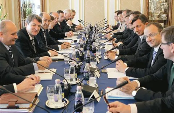Vrh slovenske politike je v  vili Podrožnik podprl ustavne spremembe s fiskalnim pravilom 