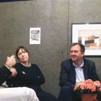 Pesniki David Bandelj (z leve), Marko Kravos, Maja Vidmar, Jurij Paljk in Meta Kušar na večeru v Tržaški knjigarni 