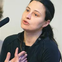 Simona Semenič: “Veseli me, da je nagrado dobila produkcija, ki ni velika in tako pometla s konkurenco velikih institucij. Hkrati ta dvojna nagrada tudi podira očitke, češ da besedilo ni primerno za širše občinstvo. Mnogi umetniški vodje gledališč namreč delijo predstave na tiste, ki so za (širše) občinstvo in druge, ki so za ... ne vem koga.”