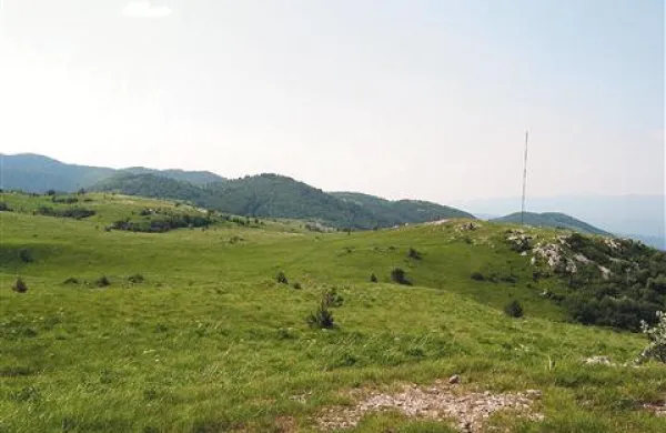 Agencija RS za okolje je že četrtič izdala okoljevarstveno soglasje, ki je pogoj za gradnjo vetrne elektrarne na Volovji rebri.  A tudi tokrat še ni dokončno odločeno, da se bodo vetrnice tu res vrtele.
