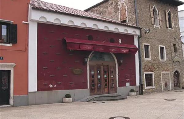 Brez novega lastnika je ostal tudi gostinski objekt na Carpacciovem trgu po izklicni ceni 219.725 evrov, ki ga je pod imenom Carpaccio Pub v preteklosti vodila družina koprskega župana Borisa Popoviča, še preden je ta postal župan