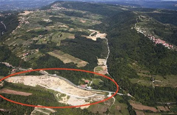 V dolini Drnice je nasutih vsaj 225.000 kubičnih metrov materiala, podjetje Finali pa ima dovoljenje za 100.000 kubičnih metrov vnosa zemljine