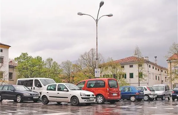 Najprej bodo uredili, da bodo luči sploh svetile. Nato jih bodo zamenjali z varčnejšimi ...