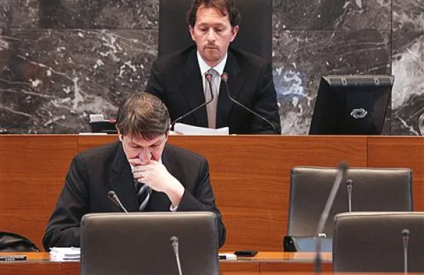 Predsednik DZ Gregor Virant in finančni minister Janez Šušteršič v pričakovanju glasovanja