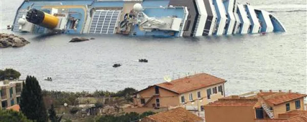 Potopljena potniška križarka Costa Concordia ob otoku Giglio