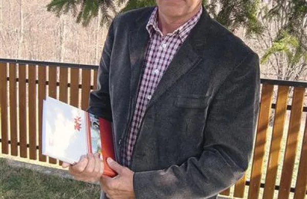  Janez Sevšek, sodni izvedenec in cenilec za strehe za obrtne dejavnosti: Strešna kritina Valovitka je uspešno prestala zadnji naravni test. To ji med drugim omogočata geometrija plošče in pritrjevanje na podkonstrukcijo z najmanj štirimi tipskimi vijaki, dolžin 13,0 cm oziroma za ploščo z nizkim valom 9,5 cm.