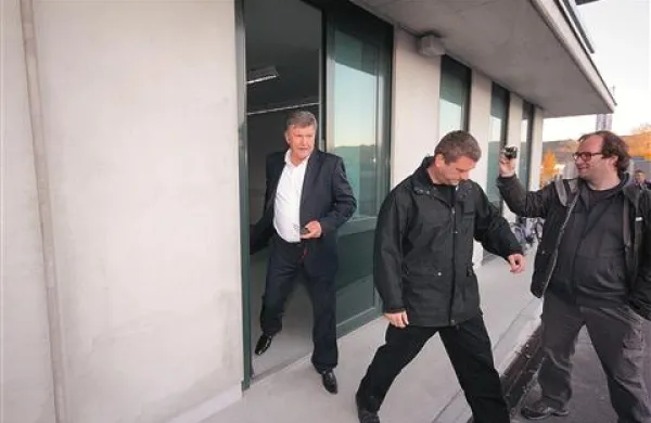 Dušan Črnigoj je prostore v spremstvu varnostnika zapustil skozi zadnja vrata, da bi se izognil novinarjem
