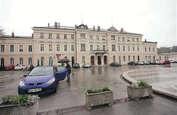 Trg Evrope, ki kot zanimivost privablja turiste,  bi bil lahko magnet, a je vse prej kot to: je občasno parkirišče, turistična ponudba šepa, še rastlinje, se zdi, poveša glavo