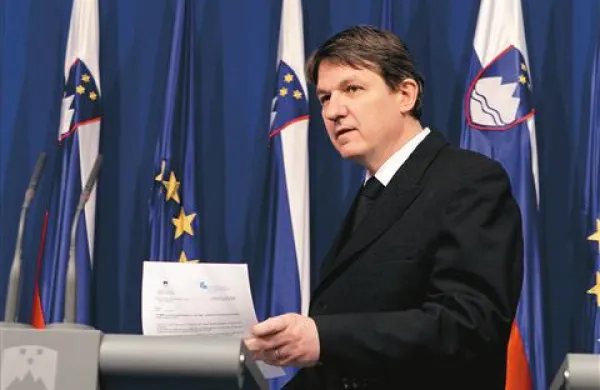 Minister Janez Šušteršič obljublja, da se bo o varčevalnih ukrepih še mogoče pogajati 