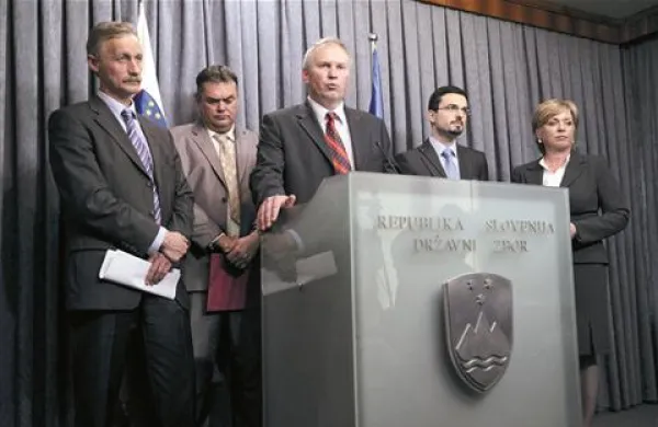 Če Slovenija ne bo sprejela ostrih varčevalnih ukrepov, lahko izgubi suverenost in samostojnost pri fiskalni politiki, so na  skupni novinarski konferenci v DZ enotno poudarile koalicijske poslanske skupine