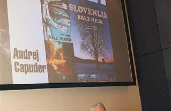 Dr. Andrej Capuder je obiskovalcem pogovornega večera prebral nekaj odlomkov iz dela Reka pozabe