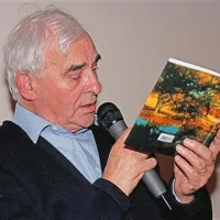 Dr. Andrej Capuder je obiskovalcem pogovornega večera prebral nekaj odlomkov iz dela Reka pozabe