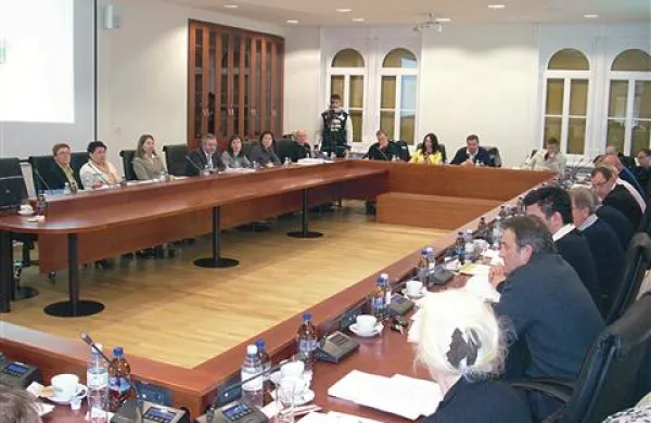 Bistriški svetniki imajo odslej lepo urejeno novo dvorano. Vzdušje med svetniki pa ostaja staro, z veliko vročimi besedami.