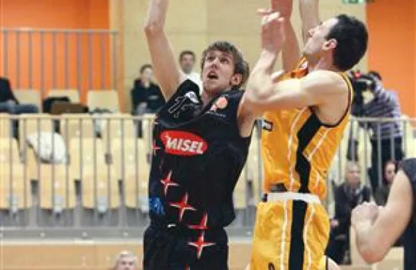  Kranjčani so slavili za 23 točk in delno pokvarili vzdušje ob 23. rojstnem dnevu Klemna Muhe (v temnem dresu, fotografija je s tekme s KK Luka Koper), ki se  poslavlja od postojnskega kluba 