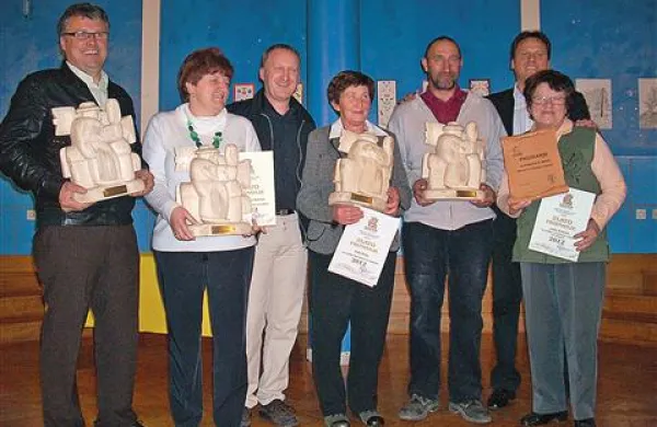    Na 14. izboru žganjekuhe so bili odlični (z leve): Boris Rebec, Zorka Klemen, Vida Rotar, David Gvardjančič in Julka Hreščak. Ob njih sta  predsednik TK Pivka  Peter Ženko (tretji z leve) in podžupan Andrej Godina (drugi z desne).